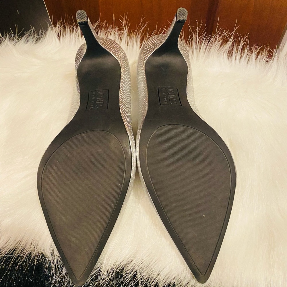 Jones New York Silver Pumps Sz. 10 - Picture 4 of 5